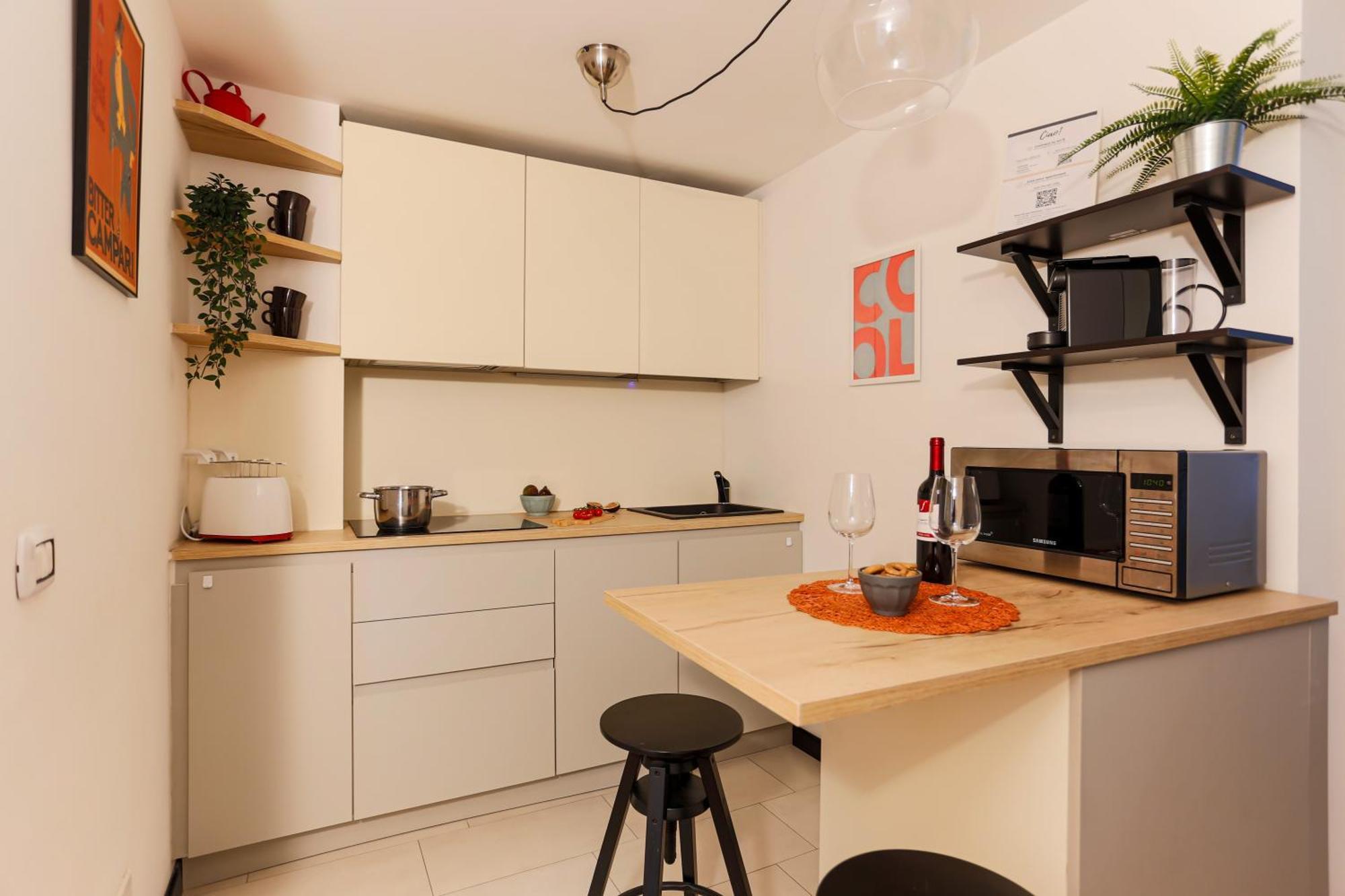 The Rent - Colorful In Station Apartment Mailand