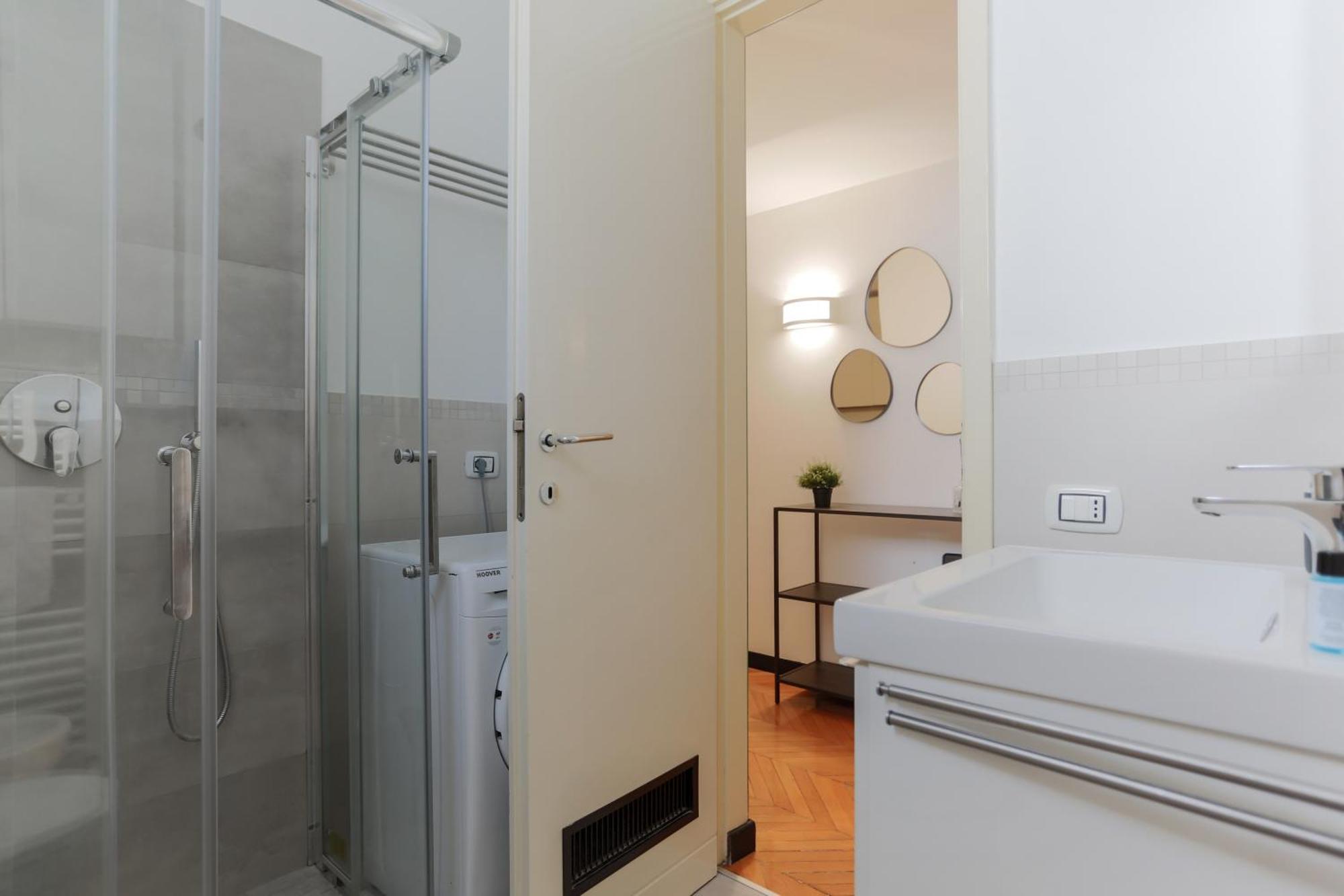 The Rent - Colorful In Station Apartment Mailand